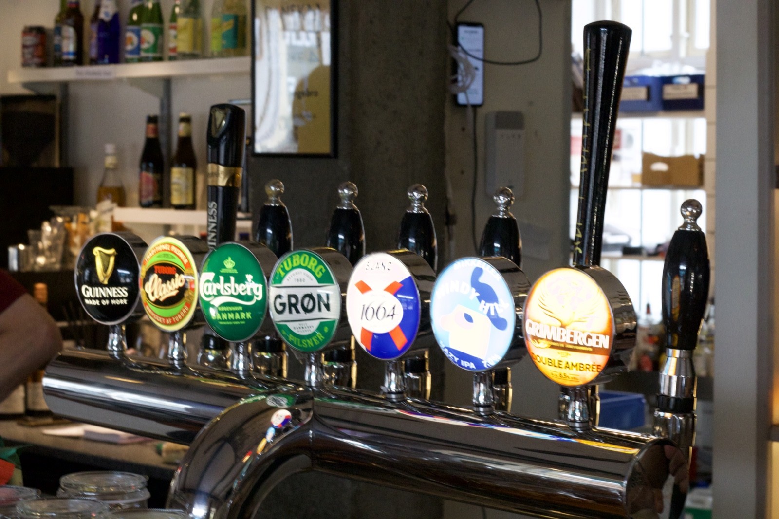 Stemningsfuldt kig ned langs baren og hanerne på Café Langebro